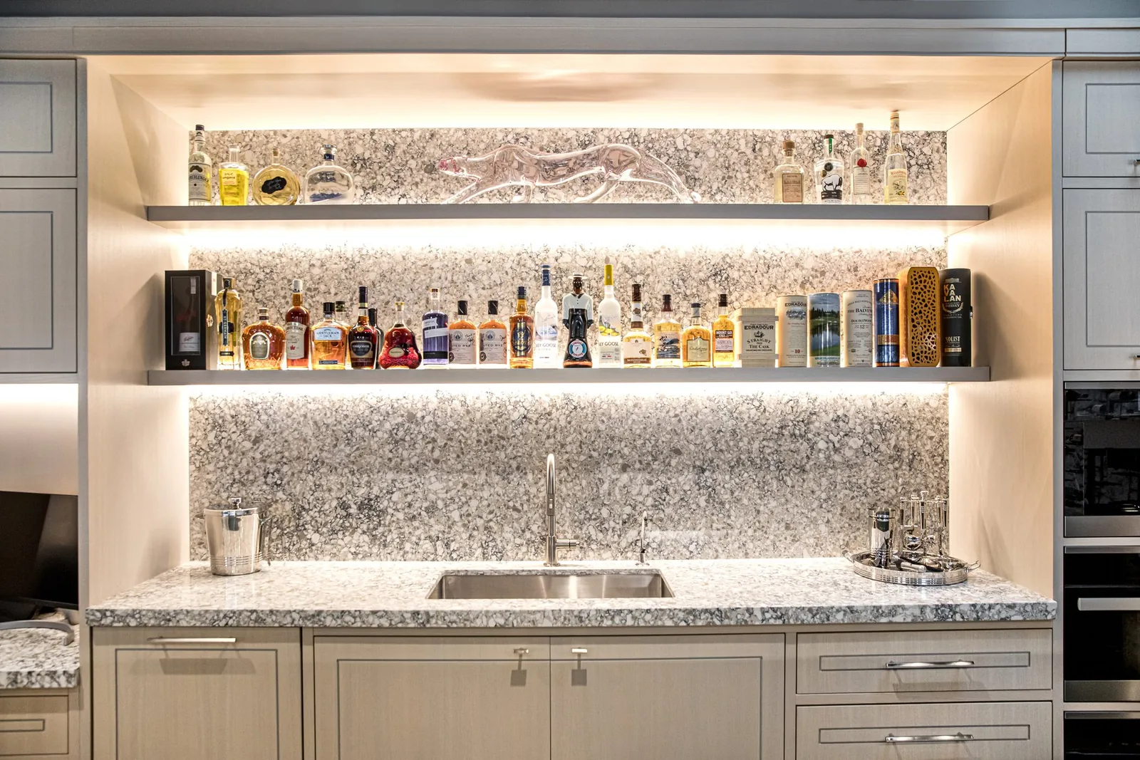 Aura Hanstone Quartz installed — project photo 2
