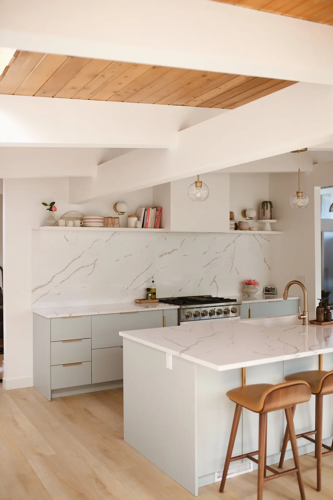 Calacatta Extra Hanstone Quartz installed — project photo 8