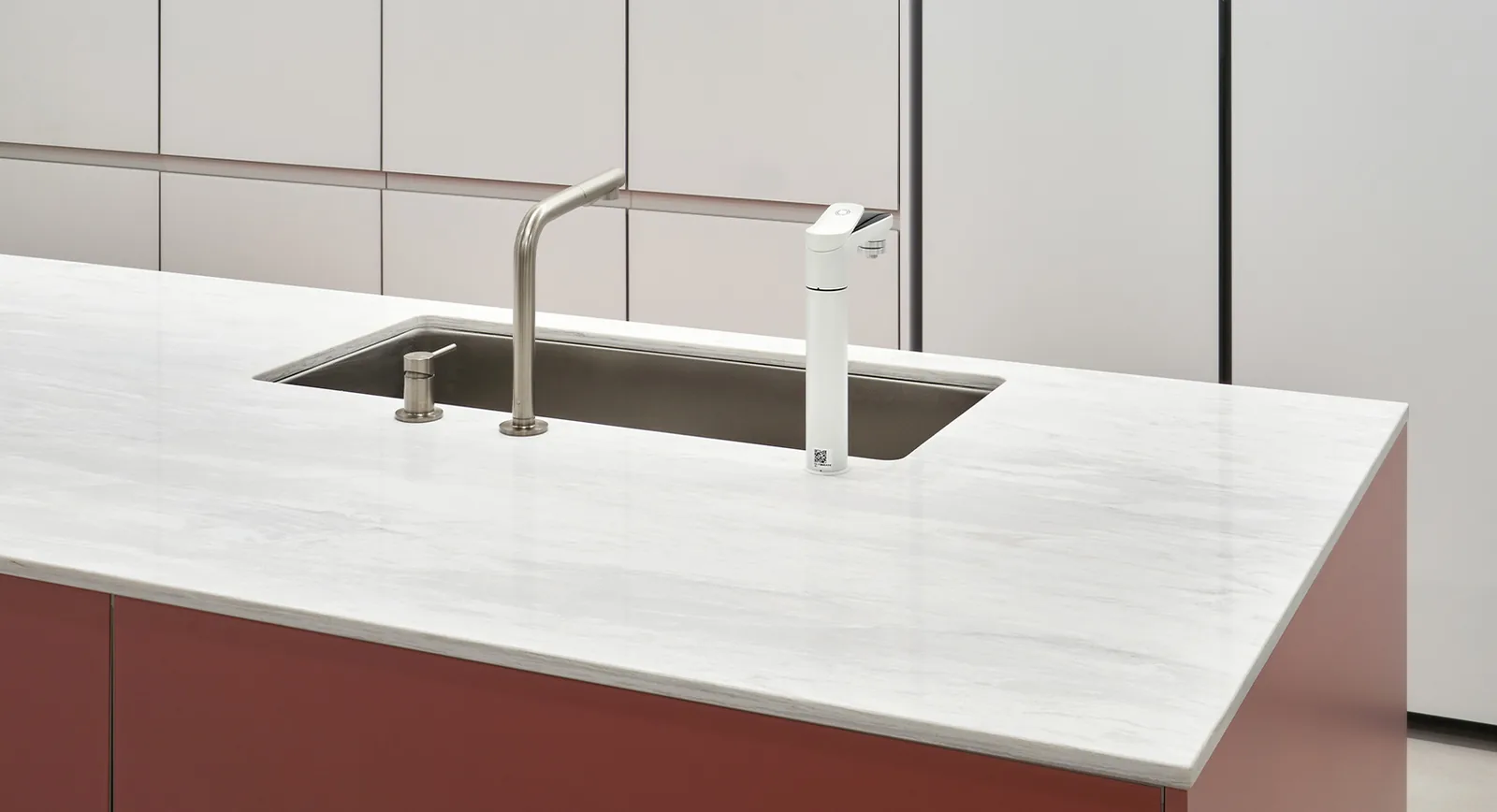 Elba White Hanstone Quartz installed — project photo 6