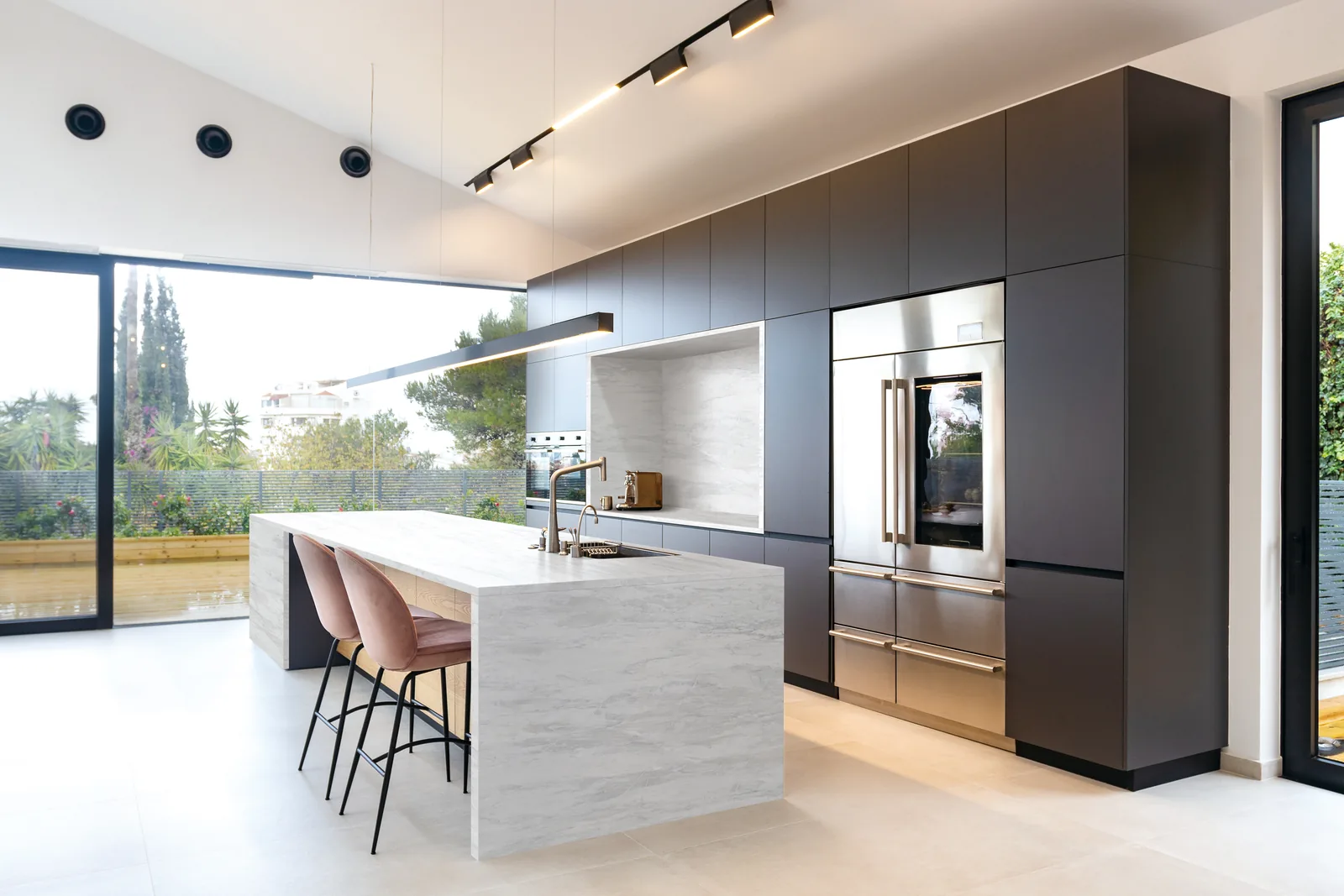 Elba White Hanstone Quartz installed — project photo 7
