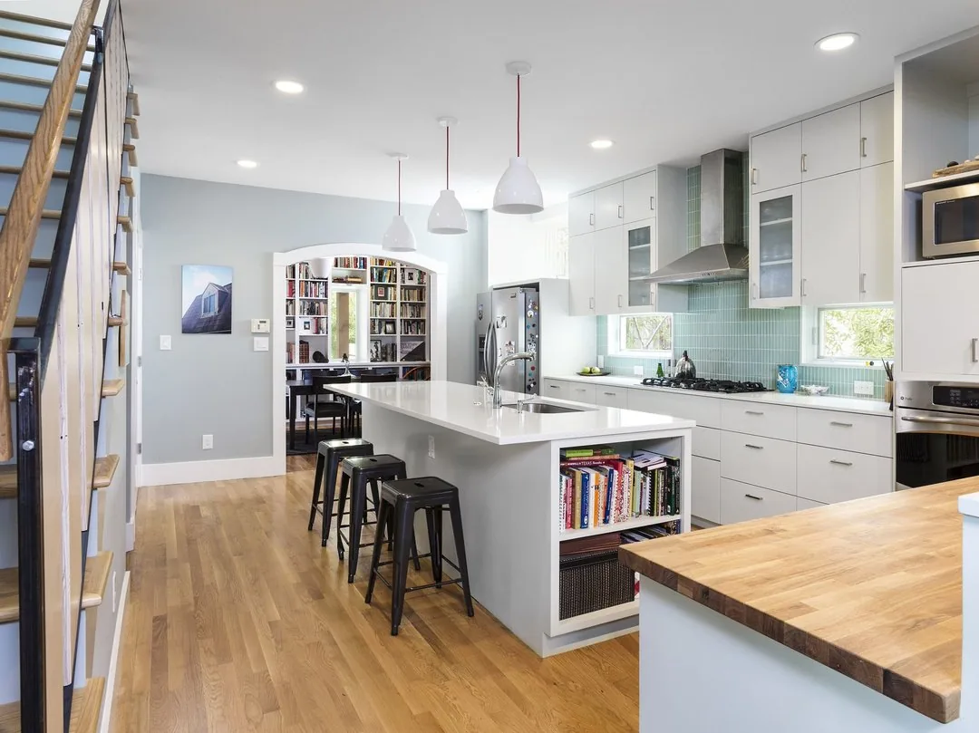 Specchio White Hanstone Quartz installed — project photo 2