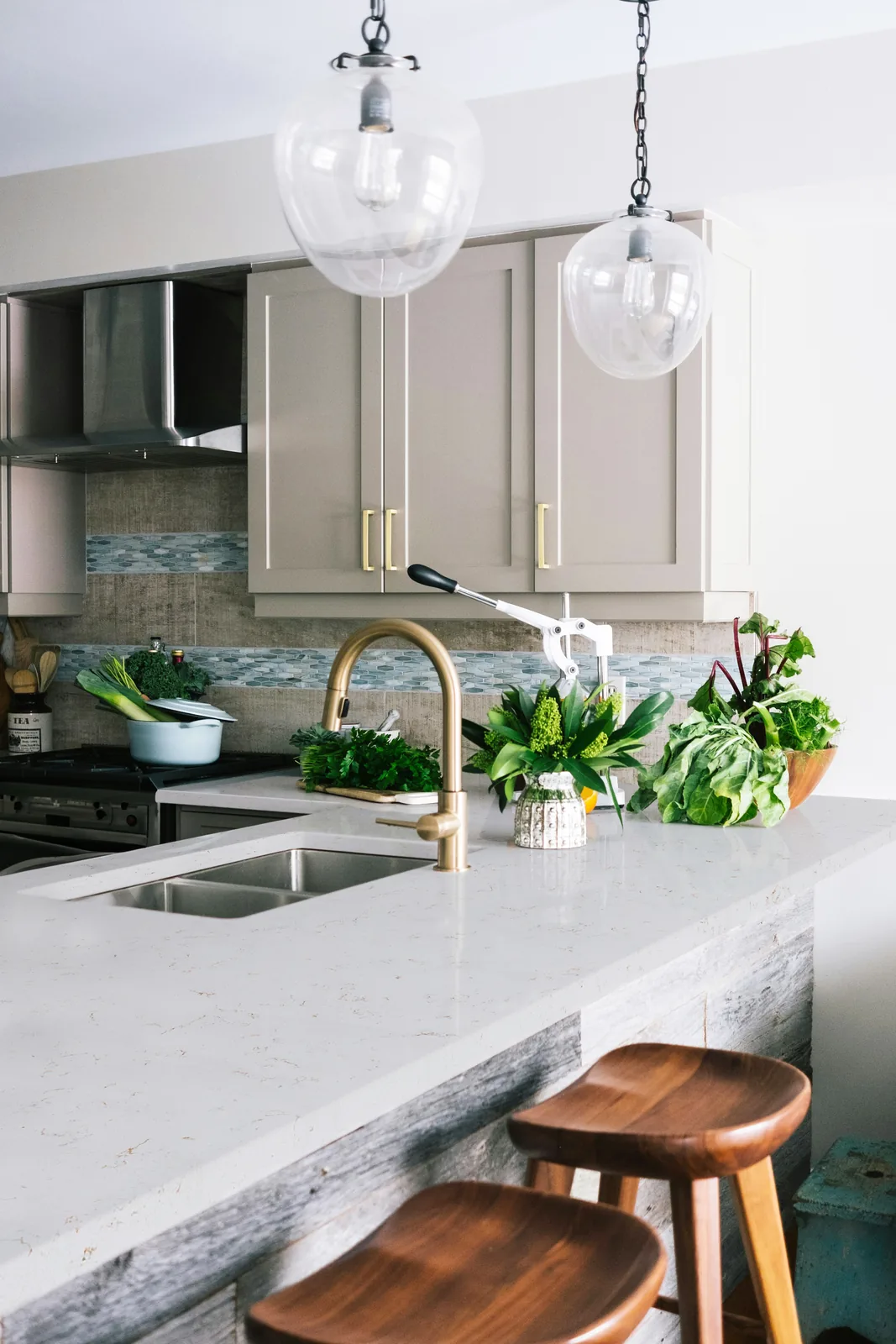 Whistler Gold Hanstone Quartz installed — project photo 1