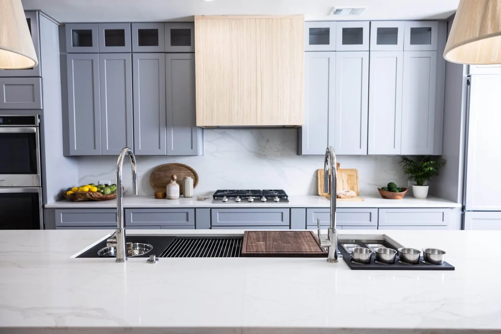 Calacatta Antique Lucciare Quartz installed — project photo 3