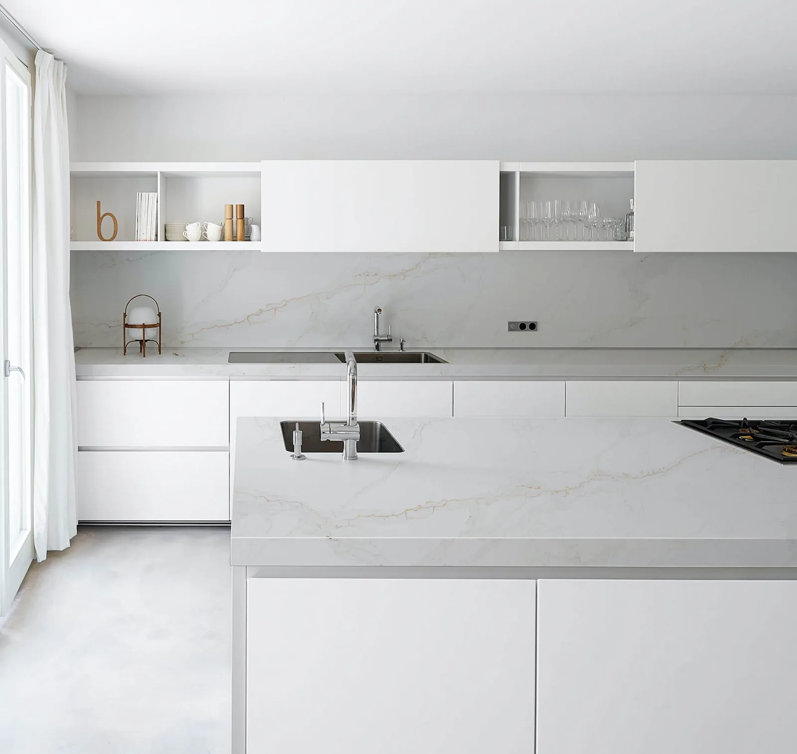 Calacatta Gold Lucciare Quartz installed — project photo 2