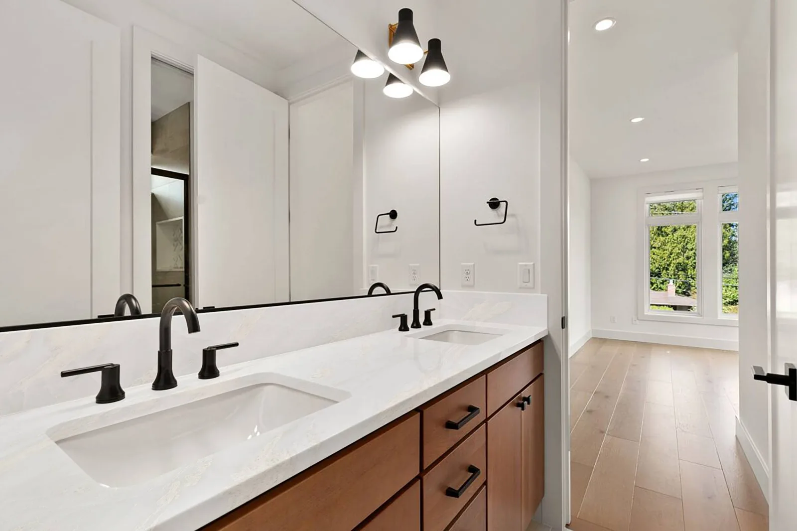 Holy Empire Lucciare Quartz installed — project photo 2
