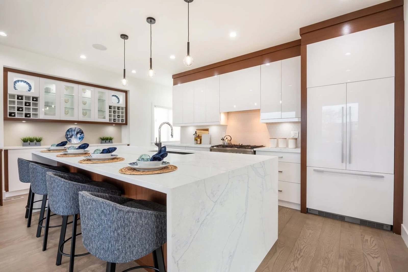 Mystery White Lucciare Quartz installed — project photo 2