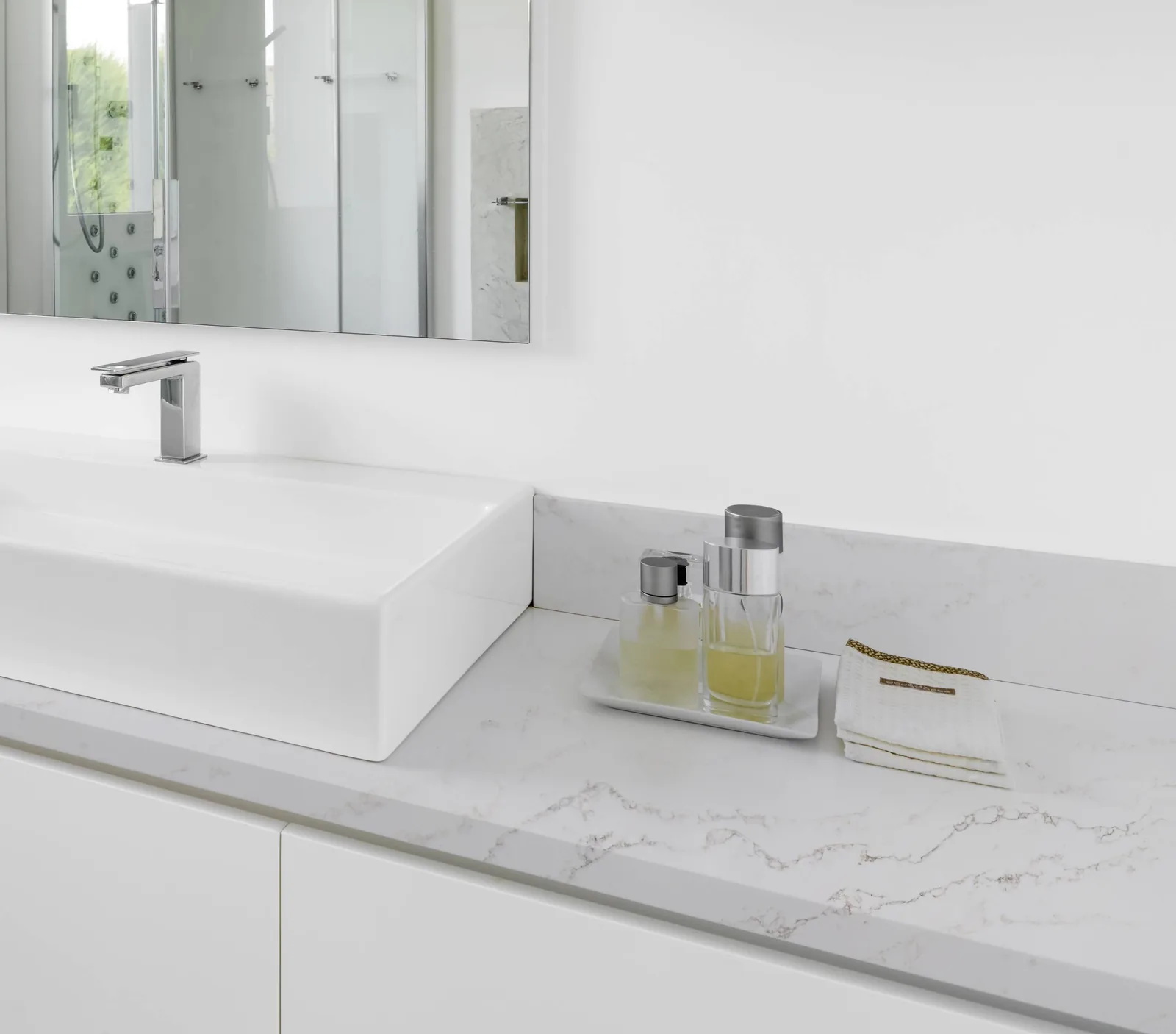 Pietra Danae Lucciare Quartz installed — project photo 2