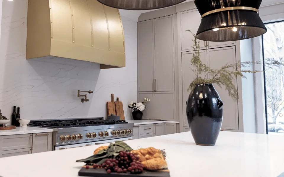 Pietra Danae Lucciare Quartz installed — project photo 4