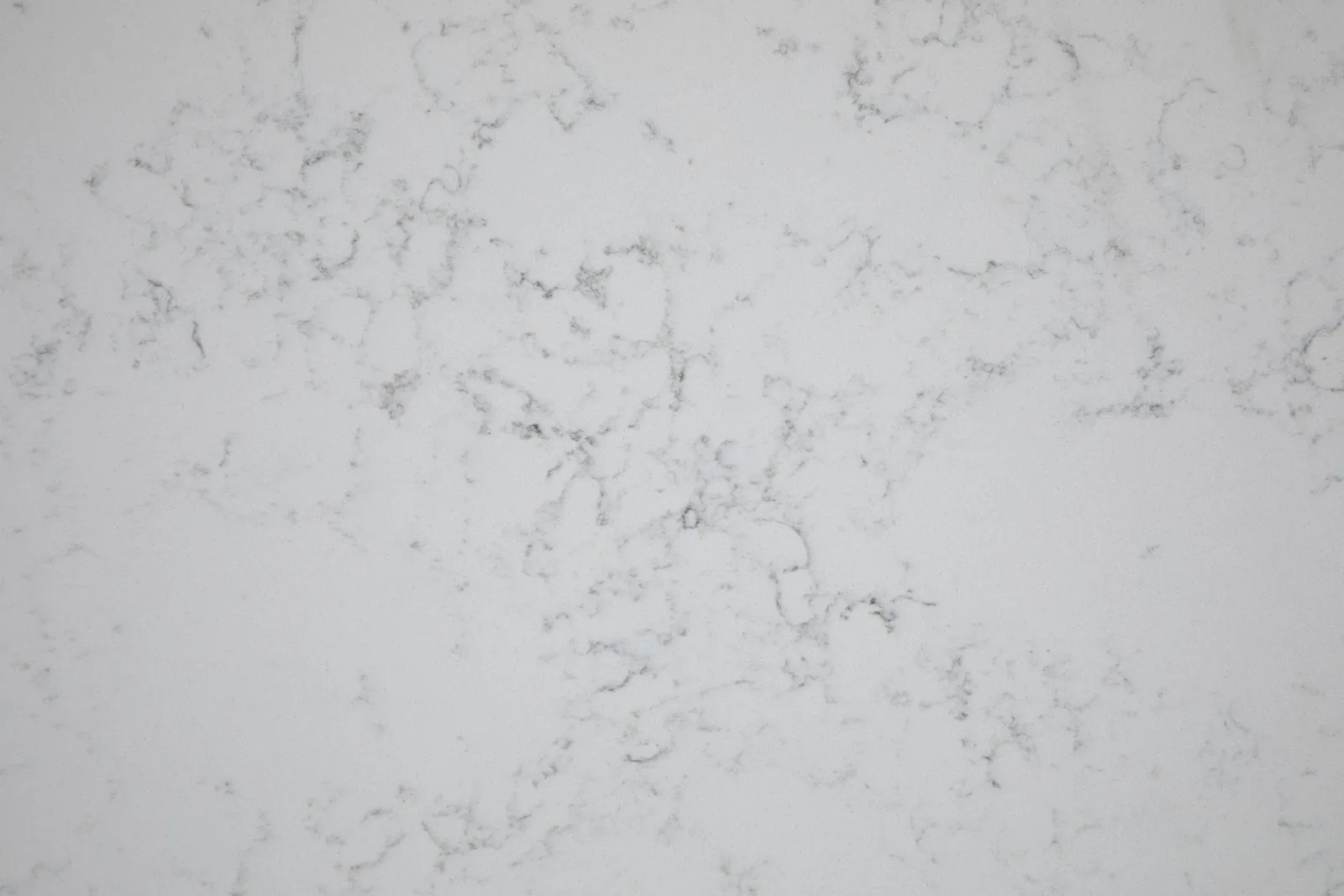 Pirgona Mist Lucciare Quartz installed — project photo 3