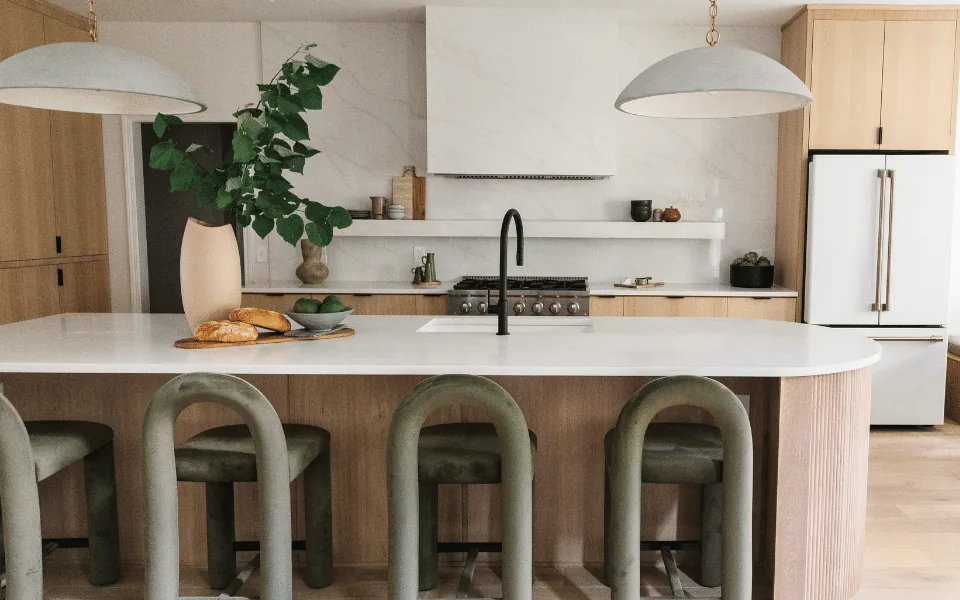 Rhino White Lucciare Quartz installed — project photo 1