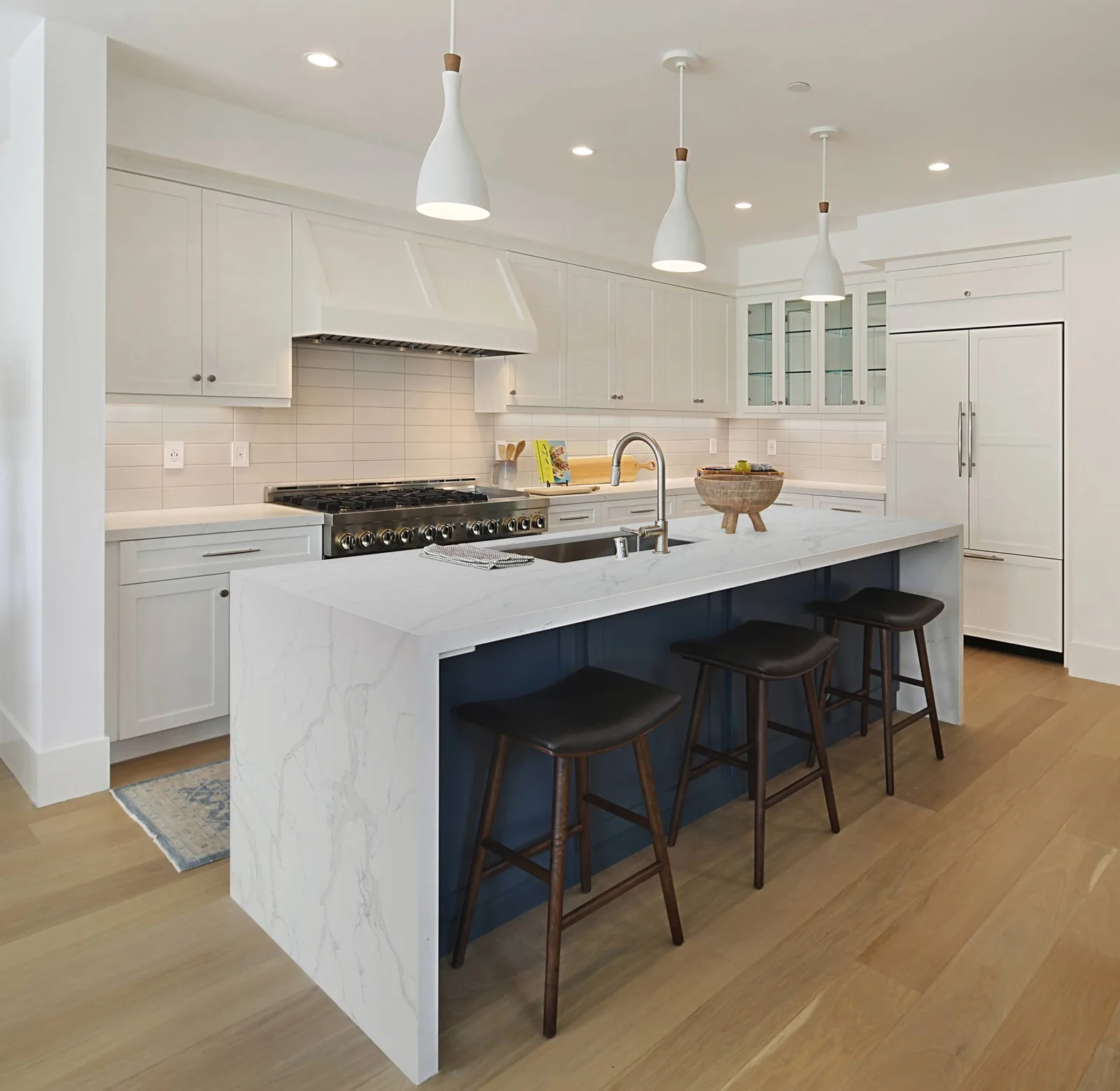 Statuario Vigaria Lucciare Quartz installed — project photo 3